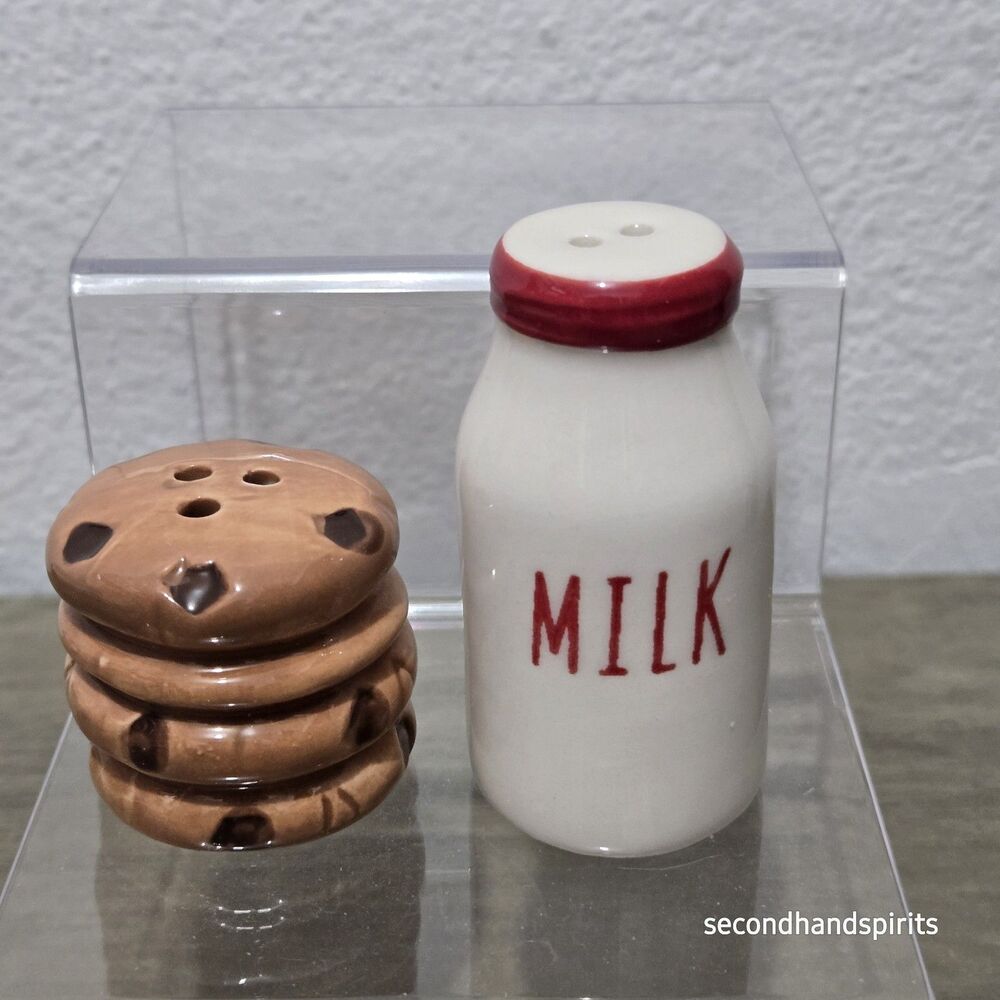 Cracker Barrel Milk Cookies Salt & Pepper Shaker Set  New
